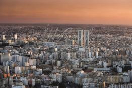 Image du Maroc Professionnelle de  Vue du minaret de la Mosquée Hassan II, cette image nous offre au premier plan le quartier Bourgogne et derrière les deux building du Twin Center à leur droite le quartier Mâarif et à gauche Derb Ghalef ainsi que le quartier des hôpitaux de Casablanca, tandis que les espaces verts manquent cruellement. A Casablanca il n’ y a que le béton qui pousse, la verdure est vraiment rare. Lundi 12 Janvier 2009. ((Photo / Abdeljalil Bounhar)

 